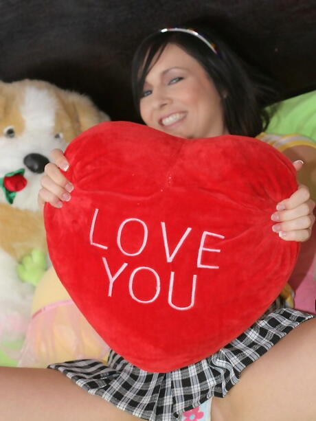 Luscious american young Ashli Orion in sexy posing on camera 