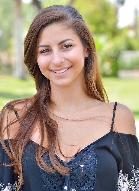 Luscious american teen Nina North makes some hot foot fetish outdoor